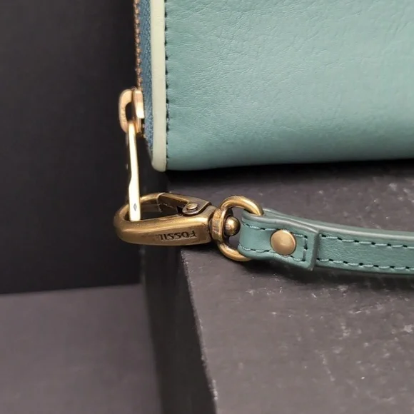 Fossil  Green All-around Zippered Wallet/Wristlet. - Picture 2 of 7